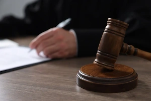 Профессор СПбГУ Суворов получил 10 суток за пост с экстремистской символикой
