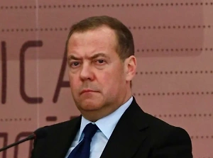 Зачем зелёная тля (так Медведев назвал Зеленского — Прим. Life.ru) ищет прямых переговоров с президентами США и России? Ответ вроде бы очевиден: разговор на троих означает мощную легитимацию насекомого за счёт авторитета присутствующих. 