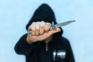 Ревнивец, зарезавший 17-летнюю девушку на севере Москвы, также ранил её спутника