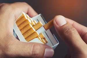 В России могут запретить продажу сигарет на остановках