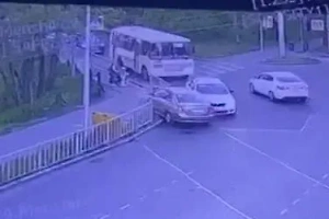 В Калининграде водитель выехал на тротуар и сбил женщину с четырёхлетним ребёнком