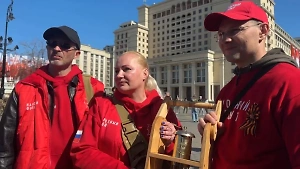 Украинка с мужем-немцем, которым грозил срок в ФРГ за поддержку РФ, участвуют в акции «Огонь памяти»