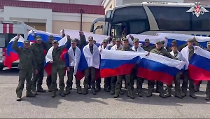 Флаги и крики «Россия»: Появилось видео с вернувшимися из плена военными РФ