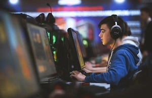 Школьники больше не смогут играть в эротическую компьютерную игру с голыми секс-рабынями