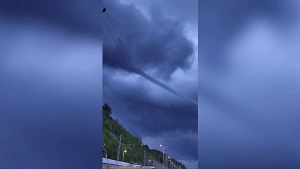 «Его почти потрогать можно»: Гигантский смерч под Краснодаром попал на видео