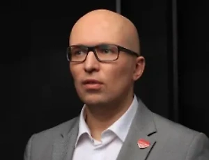 Его симптомы: раздражение, ощущение бессмысленности происходящего, жалобы на всё вокруг (особенно на погоду — самая безопасная тема), и самое главное — внутренний запрет радоваться здесь и сейчас, если обстоятельства не идеальны.