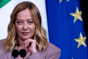 Попала в кадр: Премьер Италии закатила глаза после слов Макрона на саммите G7