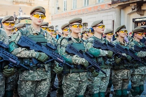 «Через волонтёрство»: Военкор раскрыл, зачем «верхушка» Киева гонит украинок на передовую