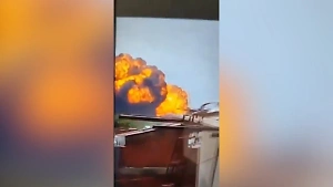 Момент крушения пассажирского самолёта в Индии попал на видео