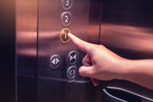 В Калининграде в жилом доме рухнул лифт с людьми