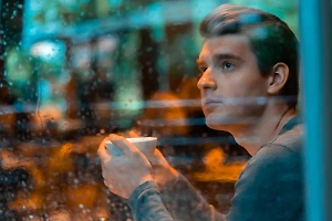 Дрессировали поколениями: Life.ru выяснил, почему осенью обостряется тревожность