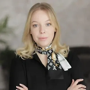 У подростков есть три базовых «витамина» развития: чувства автономии, компетентности и принадлежности. Когда их лишают возможности проявлять себя — даже в мелочах вроде выбора аксессуара к школьной форме, — это может снизить самооценку, вызвать сомнения в себе и даже спровоцировать протест.