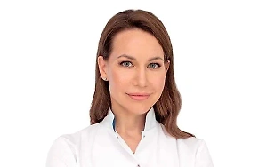 Сосудосуживающие капли содержат адреномиметики — вещества, имитирующие действие адреналина. Они сильнее собственного гормона и вызывают быстрое сужение сосудов. Но со временем организм перестаёт реагировать на них: развивается резистентность, дозы приходится увеличивать, а эффект снижается. В результате сосуды расширяются, и нос уже не дышит без капель