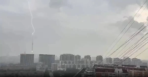 Появилось страшно красивое видео с моментом удара молнии в Останкинскую телебашню