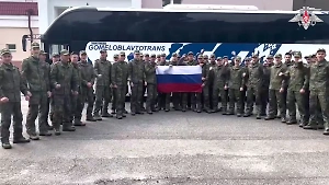 «Россия!» Возвращённые из плена бойцы ВС РФ поблагодарили за освобождение с флагом в руках