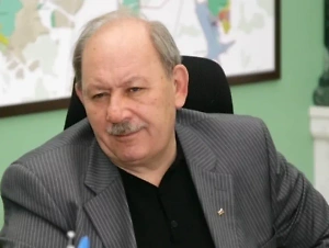 Феномен того, что самые жуткие маньяки выглядят зачастую самыми добрыми и непримечательными, связан с их психологической стратегией маскировки и необходимостью интеграции в общество для достижения своих целей. Внешне такие преступники обычно ведут обычный образ жизни, имеют стабильную работу, хорошие отношения с близкими и выглядят вполне безобидно.