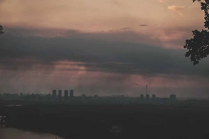 Небо Киева окутано густым дымом после ночного массированного удара