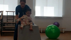 Начал играть и говорить: Малыша, которого ударили об пол в Шереметьево, выписали из больницы
