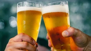 Терапевт из центра Минздрава объяснила Life.ru, почему жара и пиво несовместимы