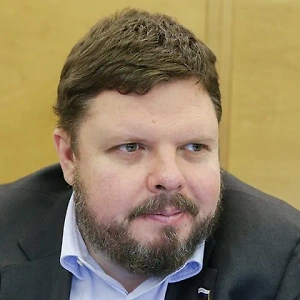 Они сейчас оптимизируют расходы, экономят на всём, и поэтому, конечно, качество жилья становится хуже, а цены выше. Соответственно, слышимость сейчас в новых домах очень большая. Я историю с увеличением толщины стен для семейных пар и не пар поддерживаю двумя руками.