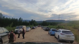 Люди едут к месту падения самолёта Ан-24, чтобы помочь с поиском тел