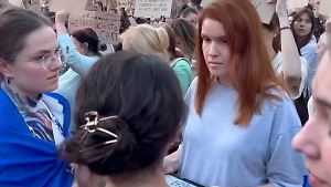 Депутат Рады пришла на митинг в Киеве и призвала к отставке главкома ВСУ Сырского