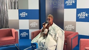 «Может прикусить»: Митя Фомин пришёл на VK Fest с милой «блондинкой» за пазухой