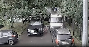 «Сказали, дадут мне деньги»: Появилось видео задержания девушки, заложившей бомбу под авто в Петербурге