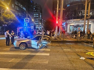 В Екатеринбурге автомобиль разорвало пополам в серьёзном ДТП