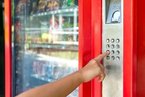 В Госдуме предложили запретить продажу газировки и чипсов в школах