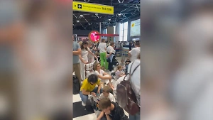 Хаос в Шереметьево: Пассажиры сидят и лежат на полу из-за задержек рейсов после угроз БПЛА