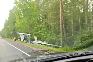 Легкомоторный самолёт совершил аварийную посадку на трассе в Ленобласти
