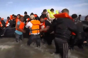 Пошли на дно: Во Франции полицейские с ножами напали на лодки мигрантов