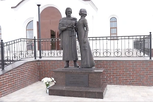 В Энергодаре торжественно освятили скульптуру святых Петра и Февронии