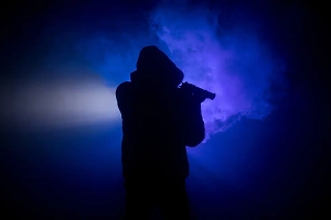 Зацепило девушку: В сквере Новосибирска произошла перестрелка молодёжи