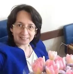 На участке для продажи можно поочерёдно выращивать разные цветы в зависимости от сезона. Весной это могут быть нарциссы, тюльпаны, гиацинты и композиции из первоцветов. Летом – пионы, розы, ромашки, гладиолусы, а также экзотические дельфиниумы, гвоздики, эустомы, лилии и ранние сорта георгин. Осенью пригодятся цинии, хризантемы и поздние георгины. Также можно рассмотреть многолетние цветы – это хоста, бордюрный ирис, флоксы метельчатые, гейхеры и лаванда.