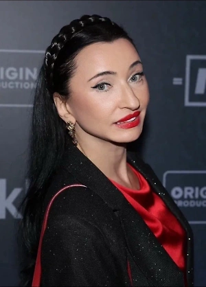 В политической сфере важны невербальные сигналы, которые помогают понять её потенциал. Обратите внимание на позы участников: уверенная, открытая поза — сидят прямо, не скрещивают руки и ноги — говорит о готовности к диалогу и доверии. Если собеседники занимают нейтральные или слегка наклонённые вперёд позиции — это знак заинтересованности и вовлечённости. Жесты: спокойные, умеренные движения руками, отсутствие нервных тиков или агрессивных жестов свидетельствуют о контроле и профессионализме.