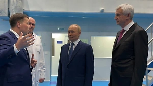 Путин посетил завод в Магадане, где производят Омега-3. Life.ru передаёт кадры визита президента