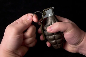 Двое пьяных мужчин угрожали гранатой и пистолетом женщине с детьми в петербургском ТЦ