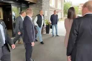 «Мы были в шоке»: Создательница свитера с надписью «СССР» рассказала, как он попал к Лаврову