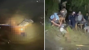 Кошмар на реке: Крокодил растерзал мужчину на глазах у семьи в Индонезии