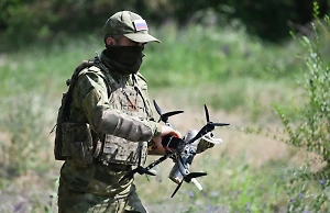 Дрон возмездия настиг ВСУШников, минировавших дорогу под Купянском — видео от первого лица