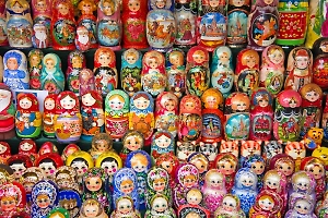На Аляске туристы сметают с прилавков российские матрёшки перед встречей Путина и Трампа