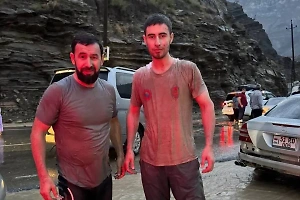 Студент и его дядя спасли семью, которую на машине уносило в реку в Дагестане