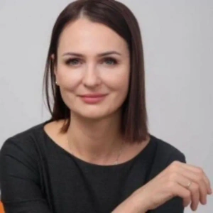По букве закона, подростки с 15 лет уже имеют право принимать решения относительно тех или иных медицинских вмешательств. С другой стороны, в медицине существуют операции, которые проводятся по показаниям, и те, что делаются по желанию пациента. В этом контексте, мне кажется, особенно важно учитывать пожелания подростков. 