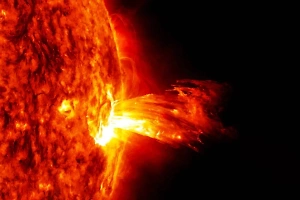На Солнце уже несколько дней продолжается одна гигантская вспышка