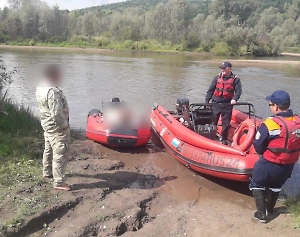 Россиянина нашли в лодке посреди реки после трёх дней дрейфа с телом мёртвого брата
