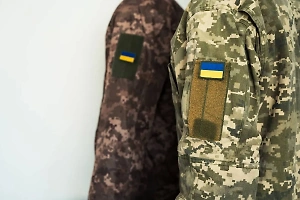 Восемь сдавшихся в плен боевиков ВСУ доставили к следователям в Курской области
