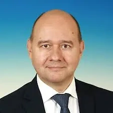 Я не спортсмен-пловец, поэтому не знаю устройства этих маячков, но подозреваю, что они имеют функционал сугубо утилитарный. То есть контролируют дистанцию прохождения пловцом: отметка на старте, отметка на финише электронная — таким образом, чётко фиксируется время прохождения. Но мне кажется, что он вообще не предназначен для поиска и он не может давать никакого местоположения человеку.