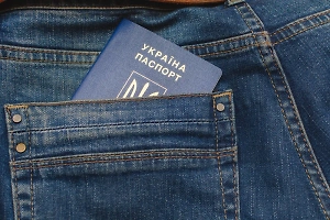 Украинцы 18-22 лет бросились за границу в первый день действия нового постановления